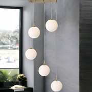 Závěsný lustr, 5 glóbů XE27, zlatý, nastavitelná výška Moderní lustry Výchozí název Alessandro Design