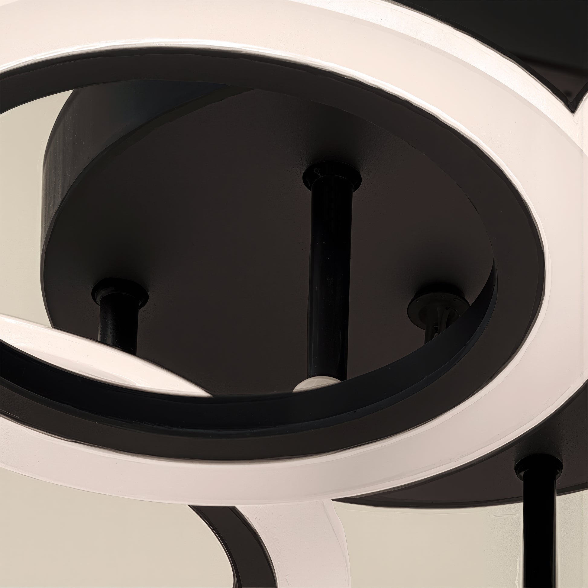 LED lustr s dálkovým ovládáním BETTY 43W, 4 kruhy, studené/teplé/neutrální světlo, stmívatelné, černé LED lustry s dálkovým ovládáním Výchozí název Alessandro Design