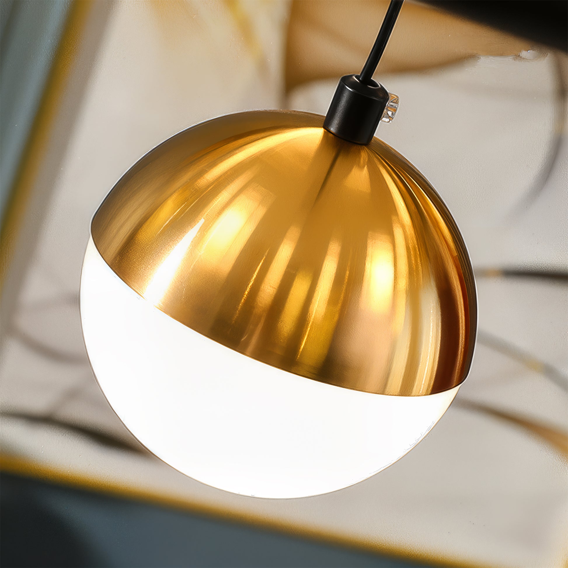 Aurion 29W akrylový LED závěsný lustr s dálkovým ovládáním, stmívatelný, černé zlato, kovové a akrylové LED lustry s dálkovým ovládáním Výchozí název Alessandro Design