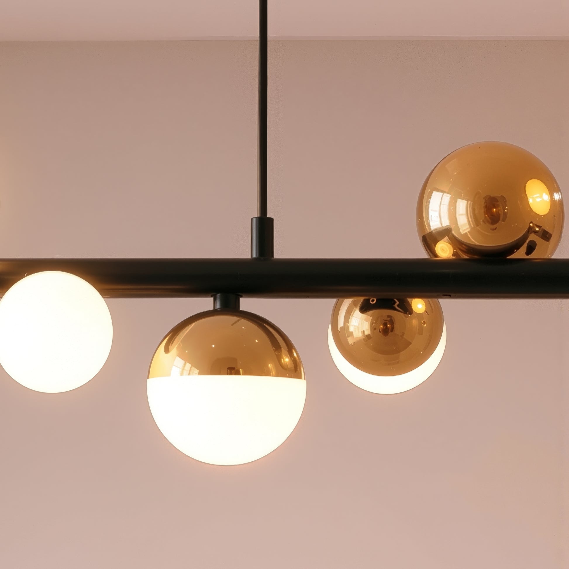 Aurion 29W akrylový LED závěsný lustr s dálkovým ovládáním, stmívatelný, černé zlato, kovové a akrylové LED lustry s dálkovým ovládáním Výchozí název Alessandro Design
