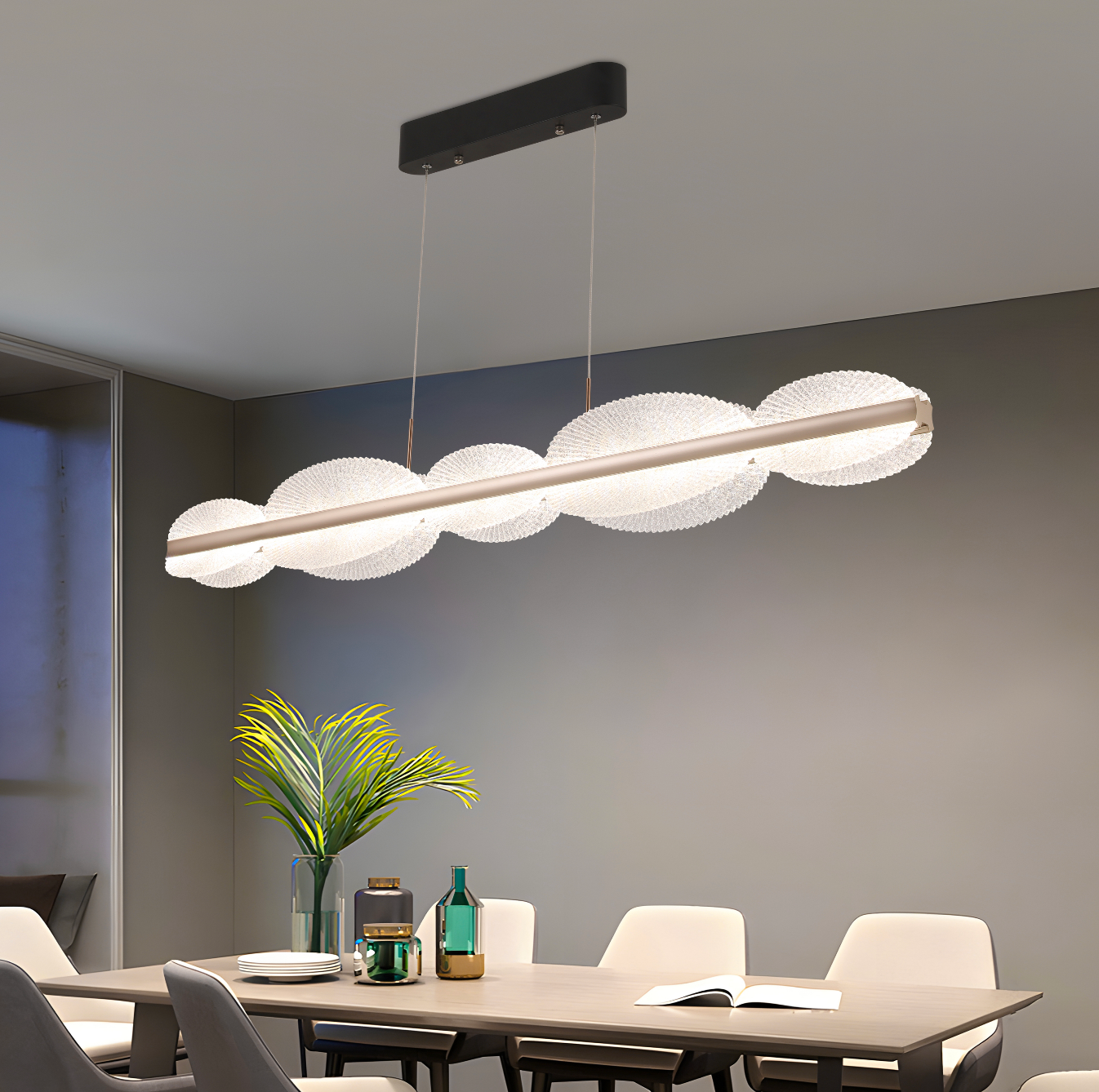 Závěsný LED lustr s dálkovým ovládáním ISOTTA 105W, studené/teplé/neutrální světlo 3000K/4000K/6000K, stmívatelné, nastavitelná výška, černá a stříbrná, kovové a křišťálové LED lustry s dálkovým ovládáním Výchozí název Alessandro Design