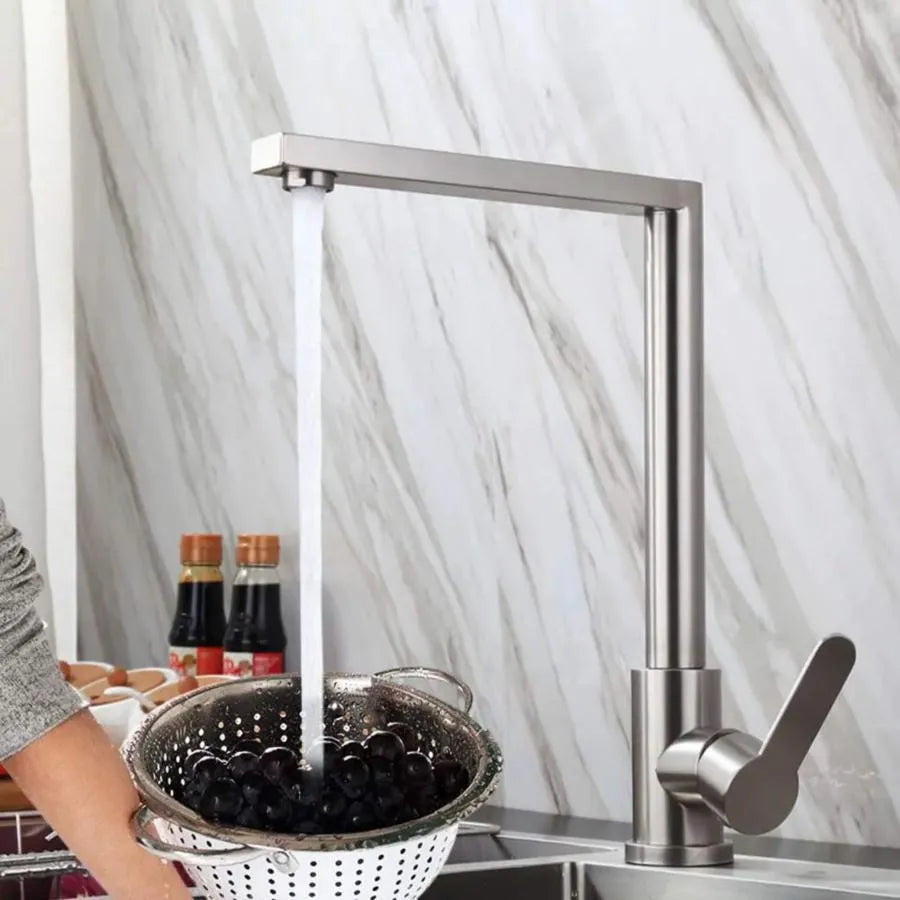 Kuchyňská baterie z nerezové oceli Stříbrná Kuchyňská baterie Výchozí název Alessandro Design