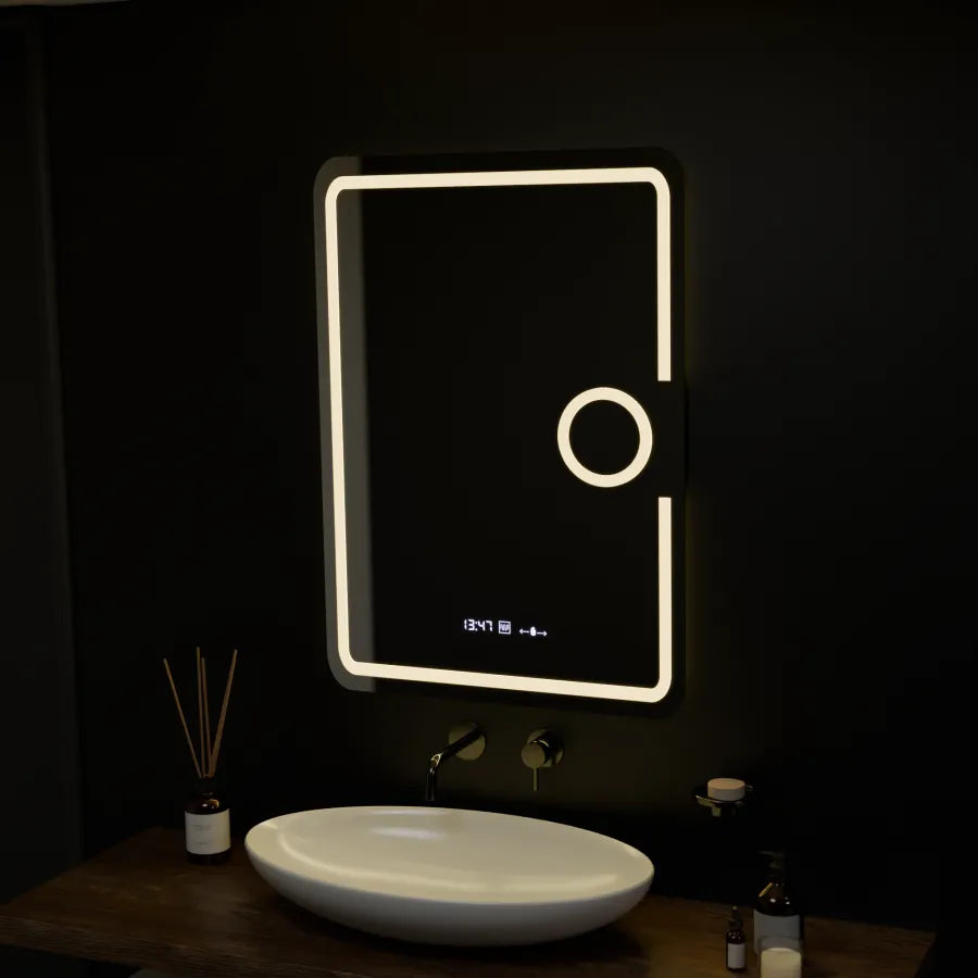 Obdélníkové LED zrcadlo, 50x70 cm, Eclat MotionGlow Marcello, systém odmlžování, hodiny a teploměr, kosmetická lupa, stmívatelná Marcello zrcadla Výchozí název Alessandro Design
