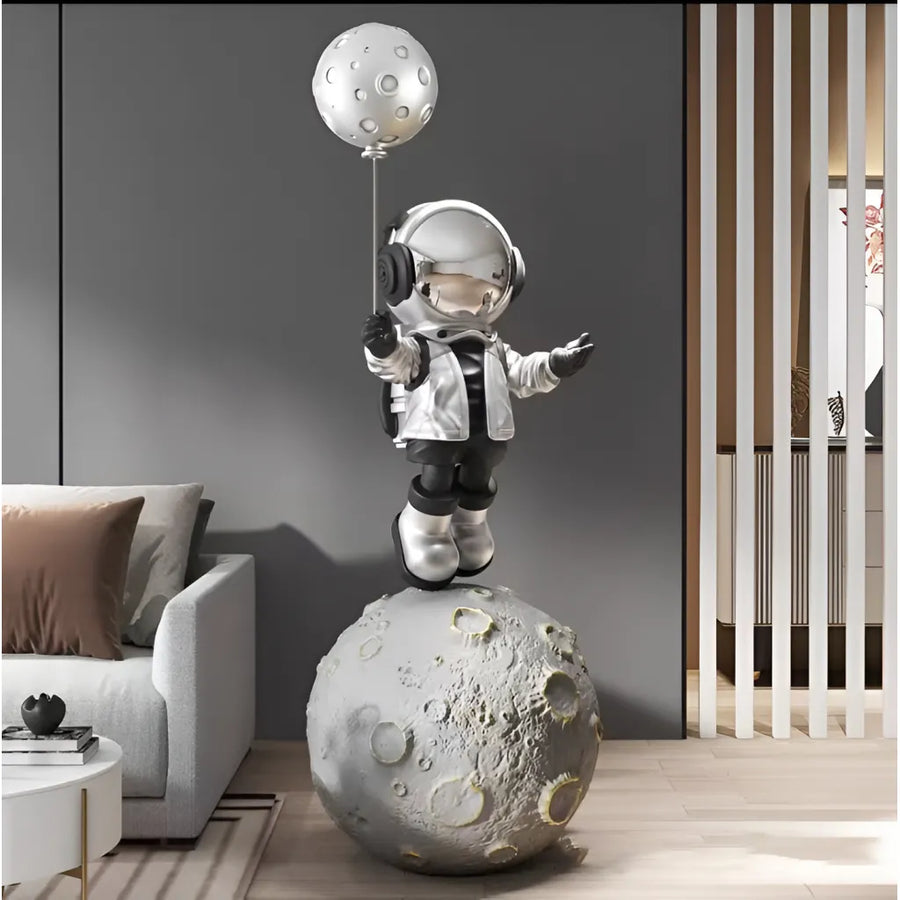 Astronaut LED lampa ve stříbrném pryskyřičném veioze a výchozí název Alessandro Design Lamp