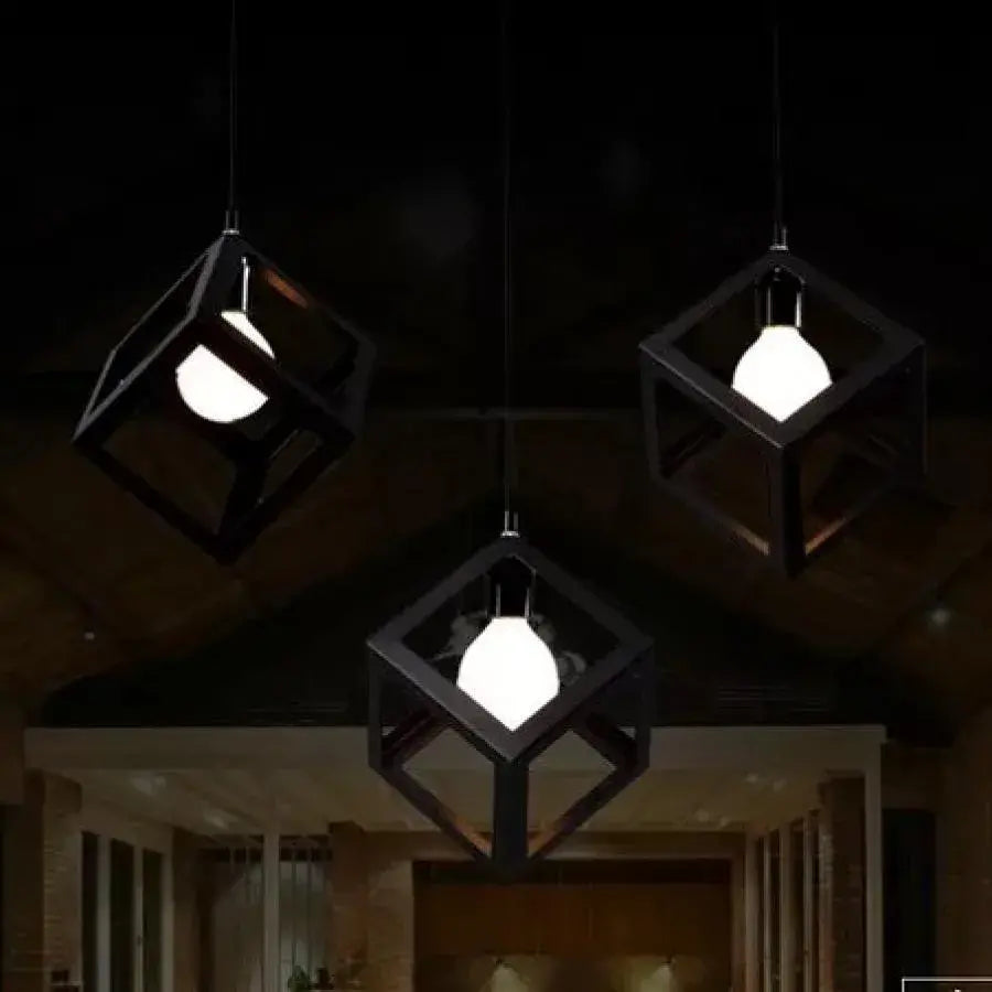 Lustr ve tvaru kostky, STRUKTUR Linear Trio, 3x E27, černý, kovový lesk Průmyslový Výchozí název Alessandro Design